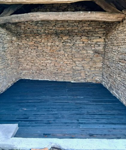 Suelo de shou sugi ban. Madera quemada japonesa.