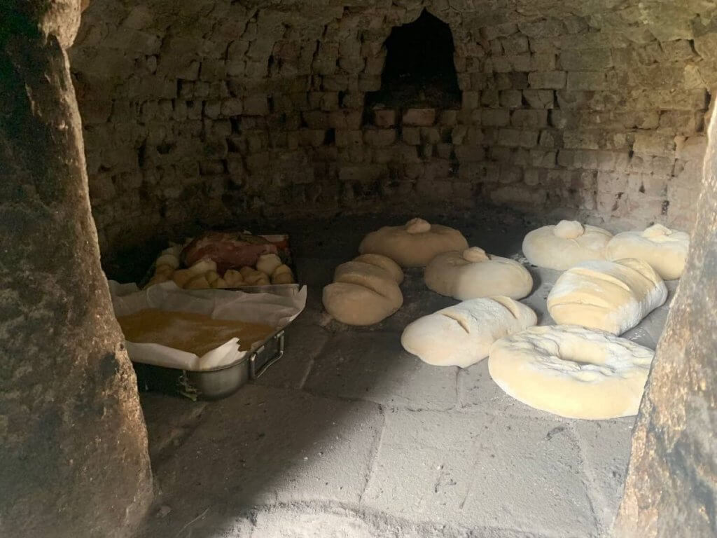 Fornada grande e variada: bica, lacón, bolos e bolas