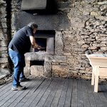 Limpando o forno de leña