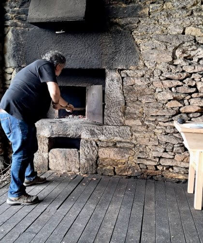 Limpando o forno de leña
