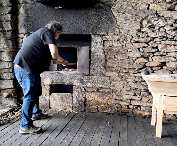 Limpando o forno de leña
