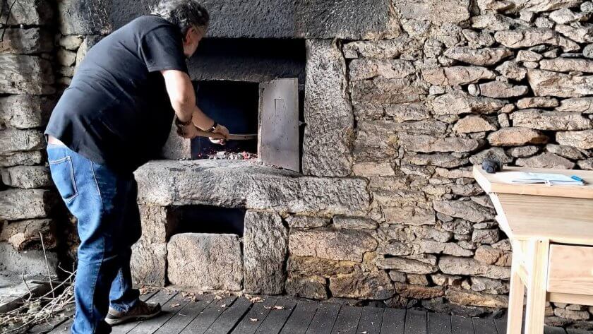 Limpando o forno de leña